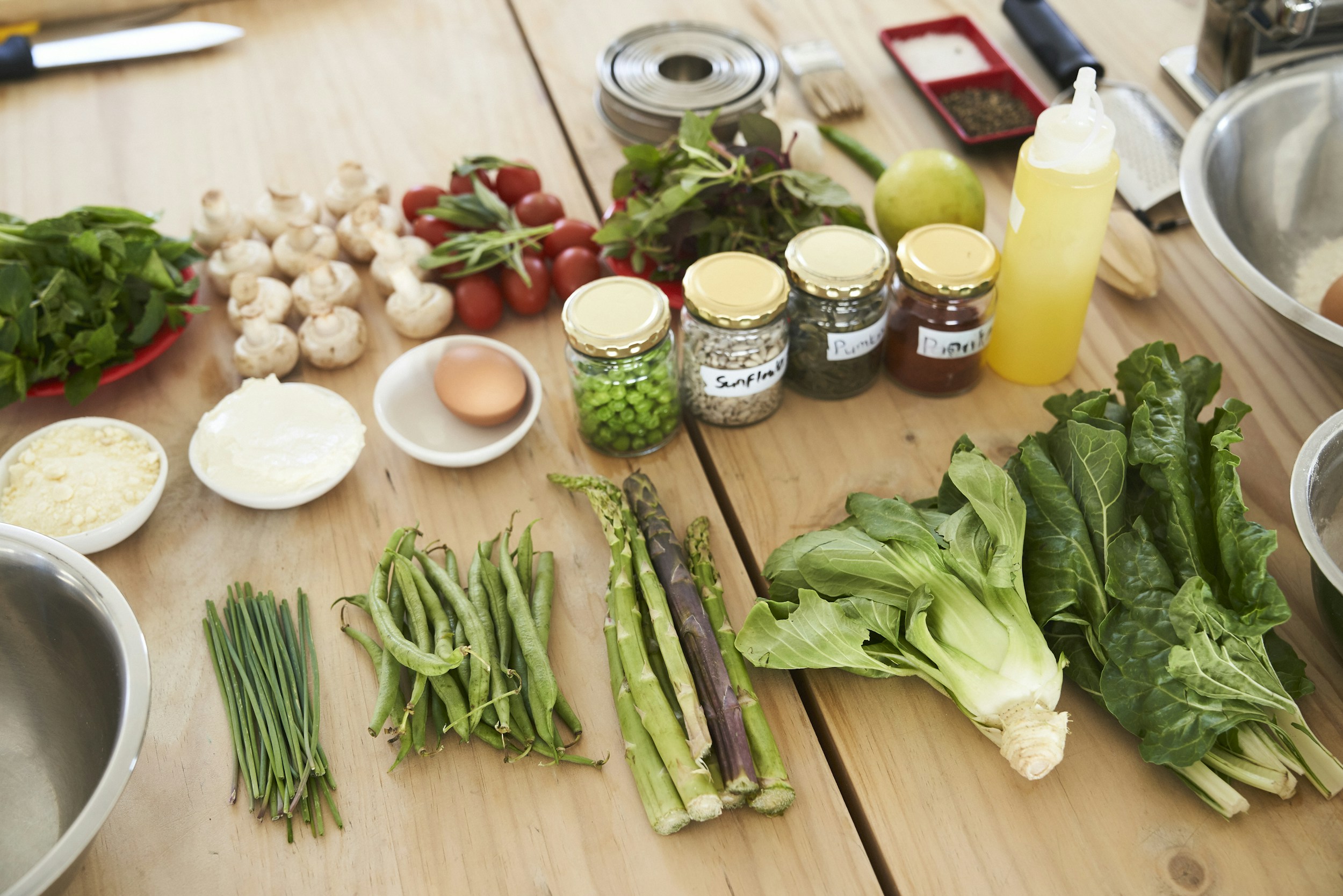 A colourful spread of prebiotic-rich foods including garlic, onions, bananas, oats, and leeks on a wooden table